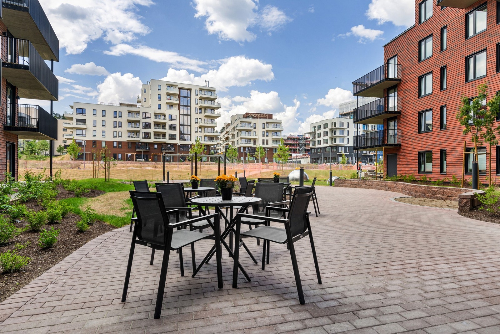 Pluss - felles uteplass like utenfor plusslokalet Galleribilde