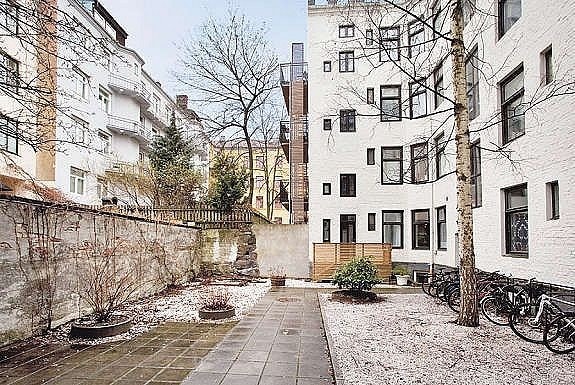 Bakgården tidlig vår Galleribilde