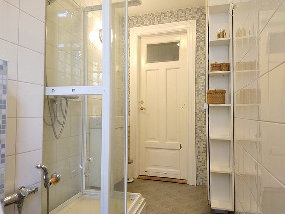 Baderommet har fine mosaikkfliser Galleribilde