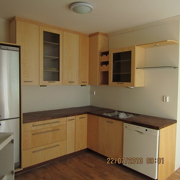 Kjøkken i ask - heltre fra 2013. Bilde fra da innredningen var ny Galleribilde