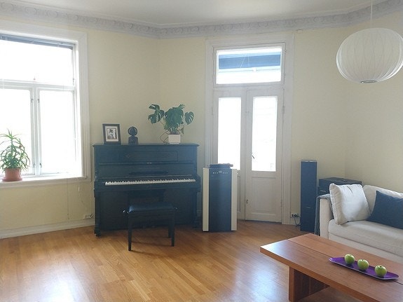 Piano tilgjengelig i stua Galleribilde