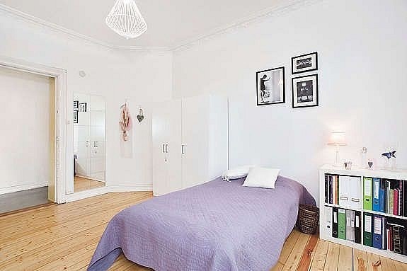 Soverom 2: Totalt ca 20 kvm. + Soverommet er i dag malt i en litt mørkere beige. Galleribilde