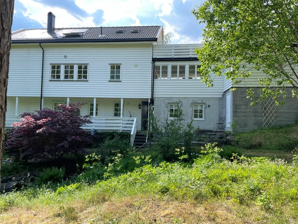 Hybelen er de to vinduene til høyre i bildet Galleribilde