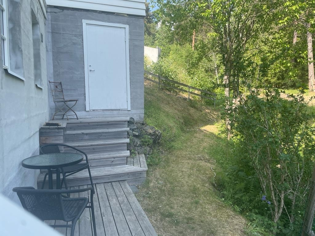 Terrasse/sti mot skogen Galleribilde