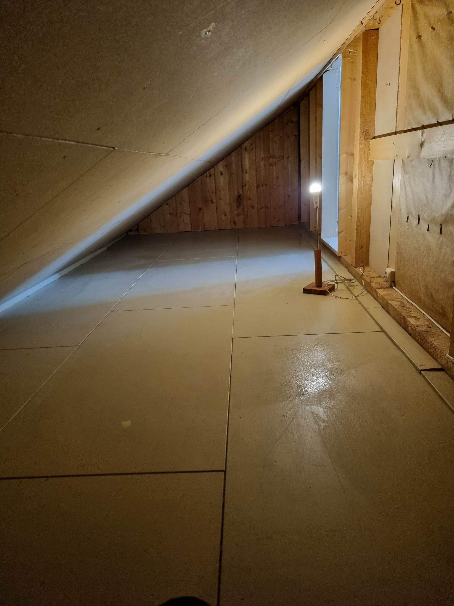 bod i knevegg i soverom Galleribilde