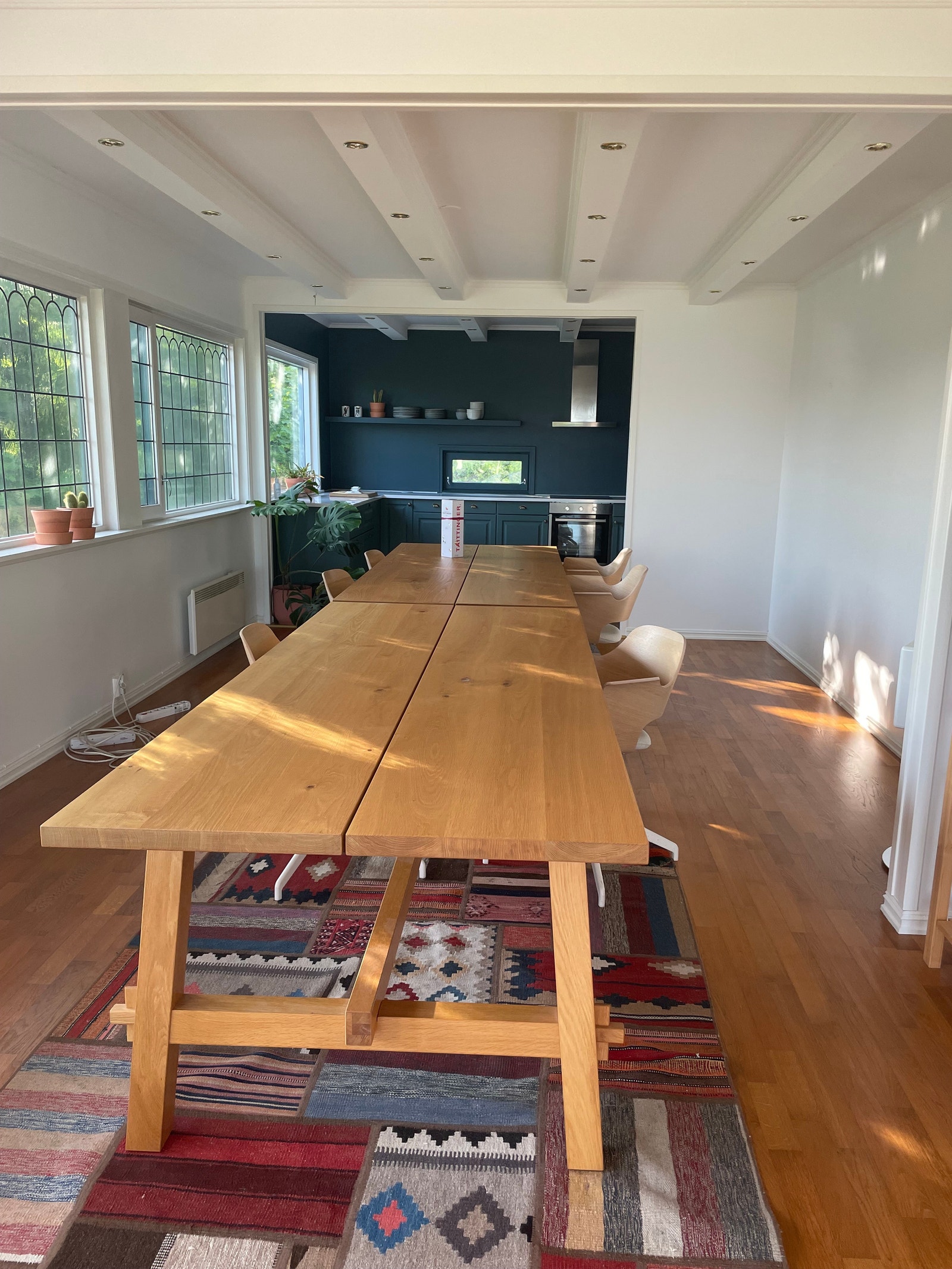 Spisestue med utsyn til kjøkken Galleribilde