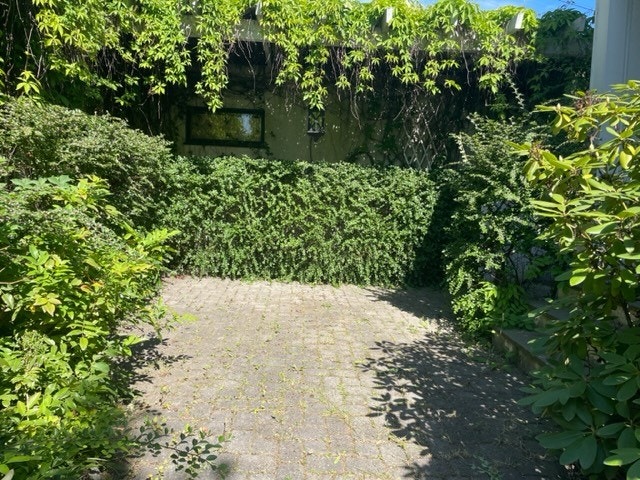 Liten bakhage med plass til bord, stoler og grill med direkte adkomst fra kjøkken Galleribilde