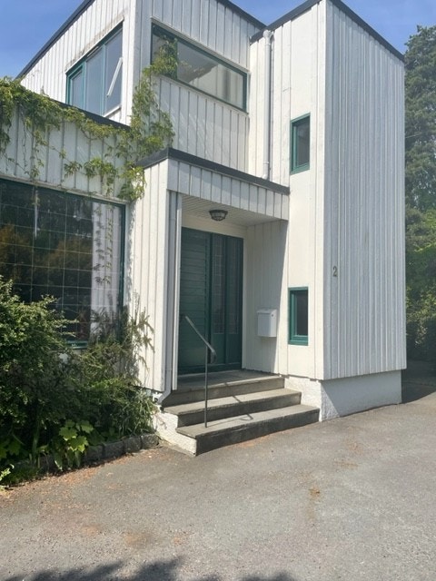 Inngangsparti med deler av parkering utenfor Galleribilde