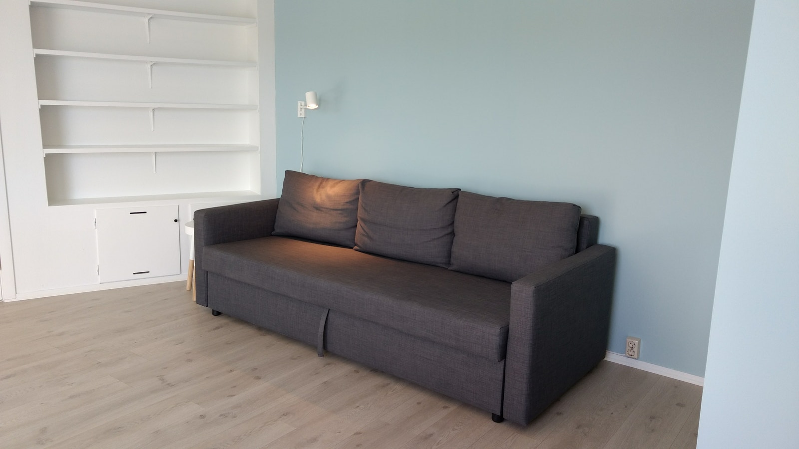 Bokhylle og skap under bokhyllen. Sofaen inngår ikke, jeg kan plassere en seng der hvis ønskelig. Galleribilde