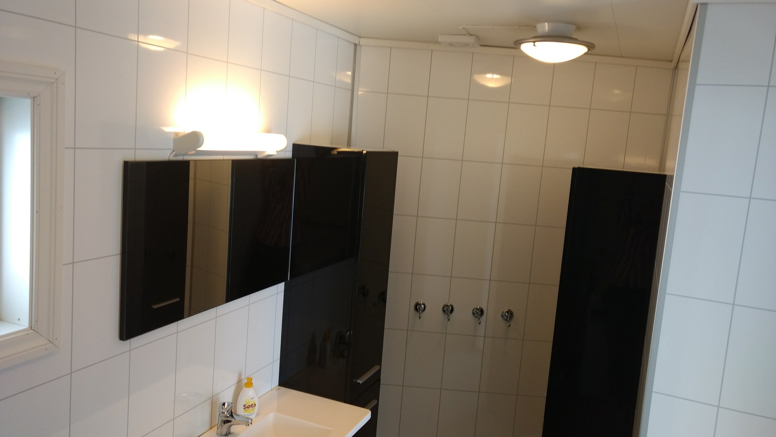 Relativt stort bad med skap plass Galleribilde
