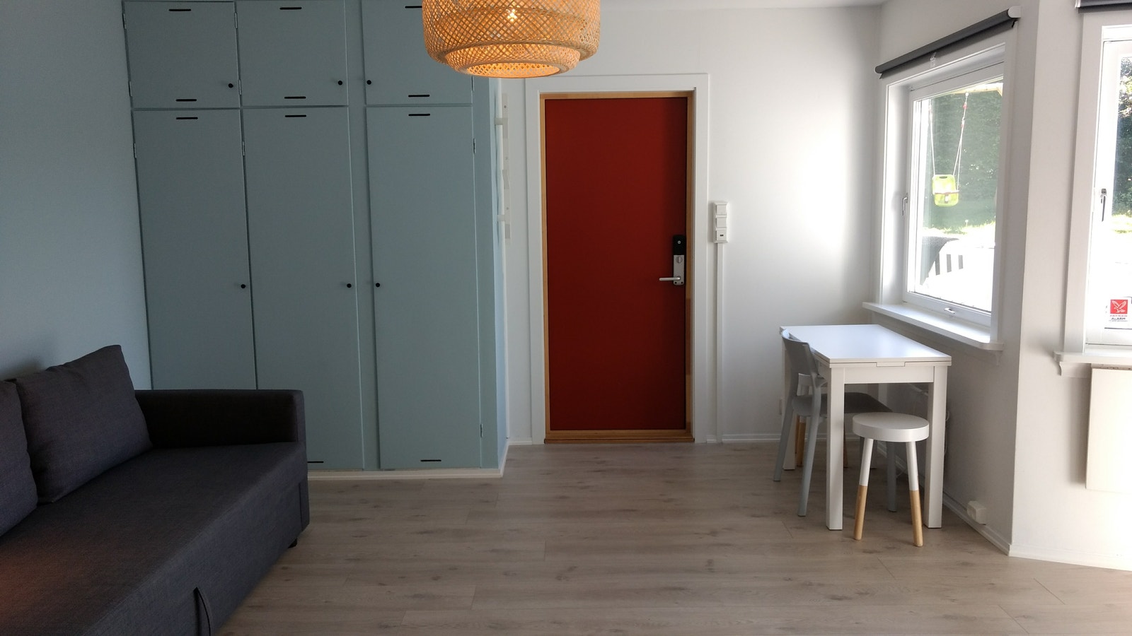 Gode oppbevaringsmuligheter i høyskap. Sofa og bord på bildet medfølger ikke. Seng og bord kan settes inn hvis ønskelig. Galleribilde