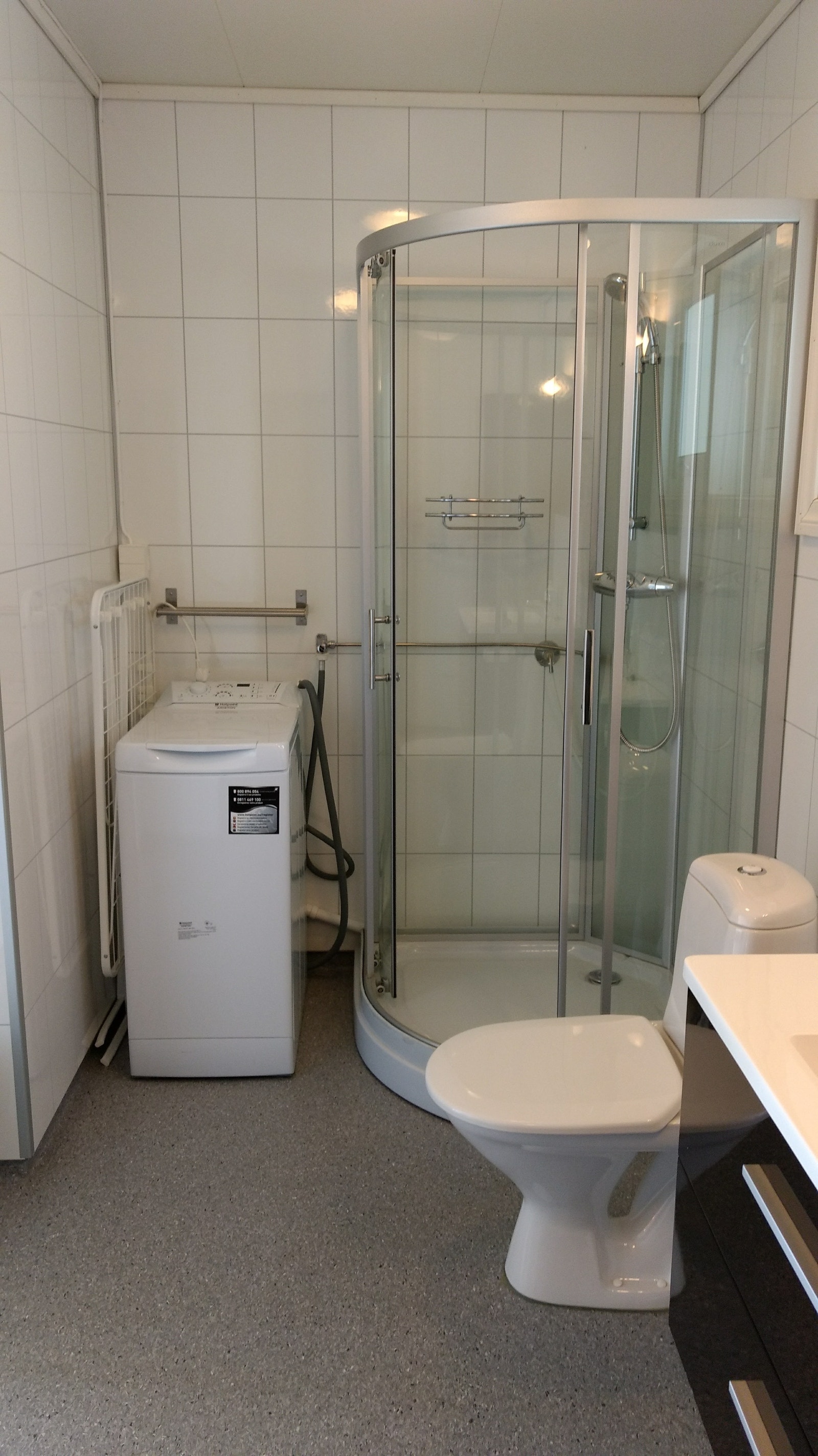 Vaskemaskin og dusjkabinett Galleribilde