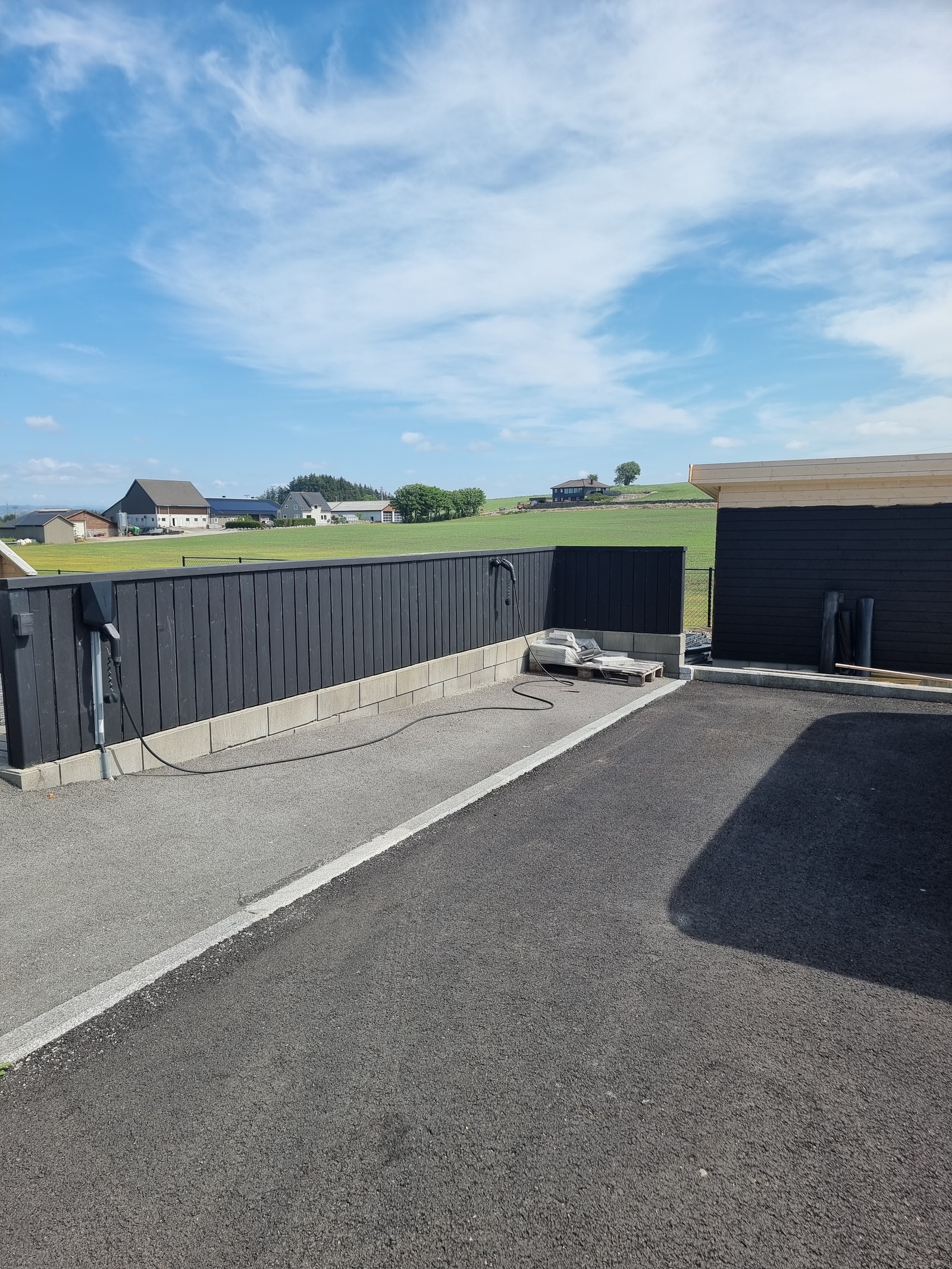 Parking med mulighet for å lade EL bil Galleribilde