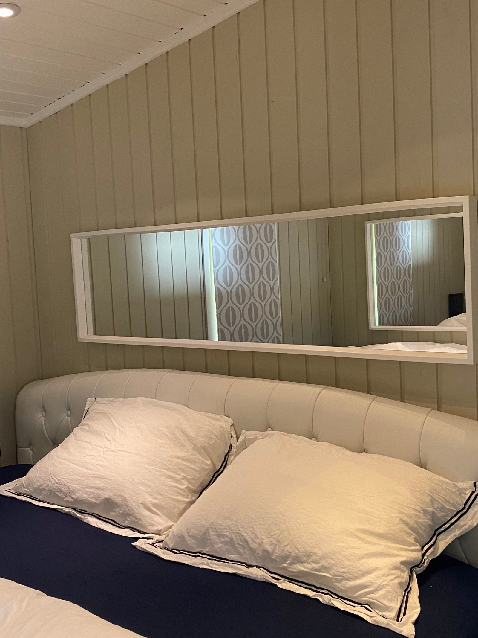 Soverom med dobbelt seng Galleribilde