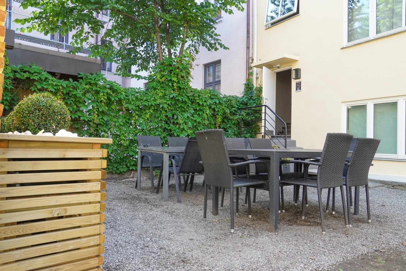 Stoler og bord i fellearealet nede Galleribilde