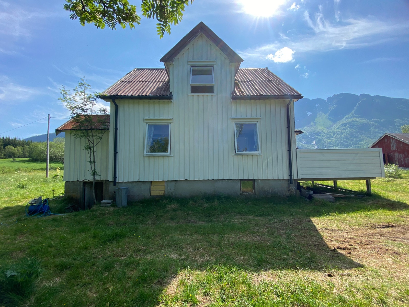 Nordsiden, syd- og østveggen er ferdig malt utvendig Galleribilde