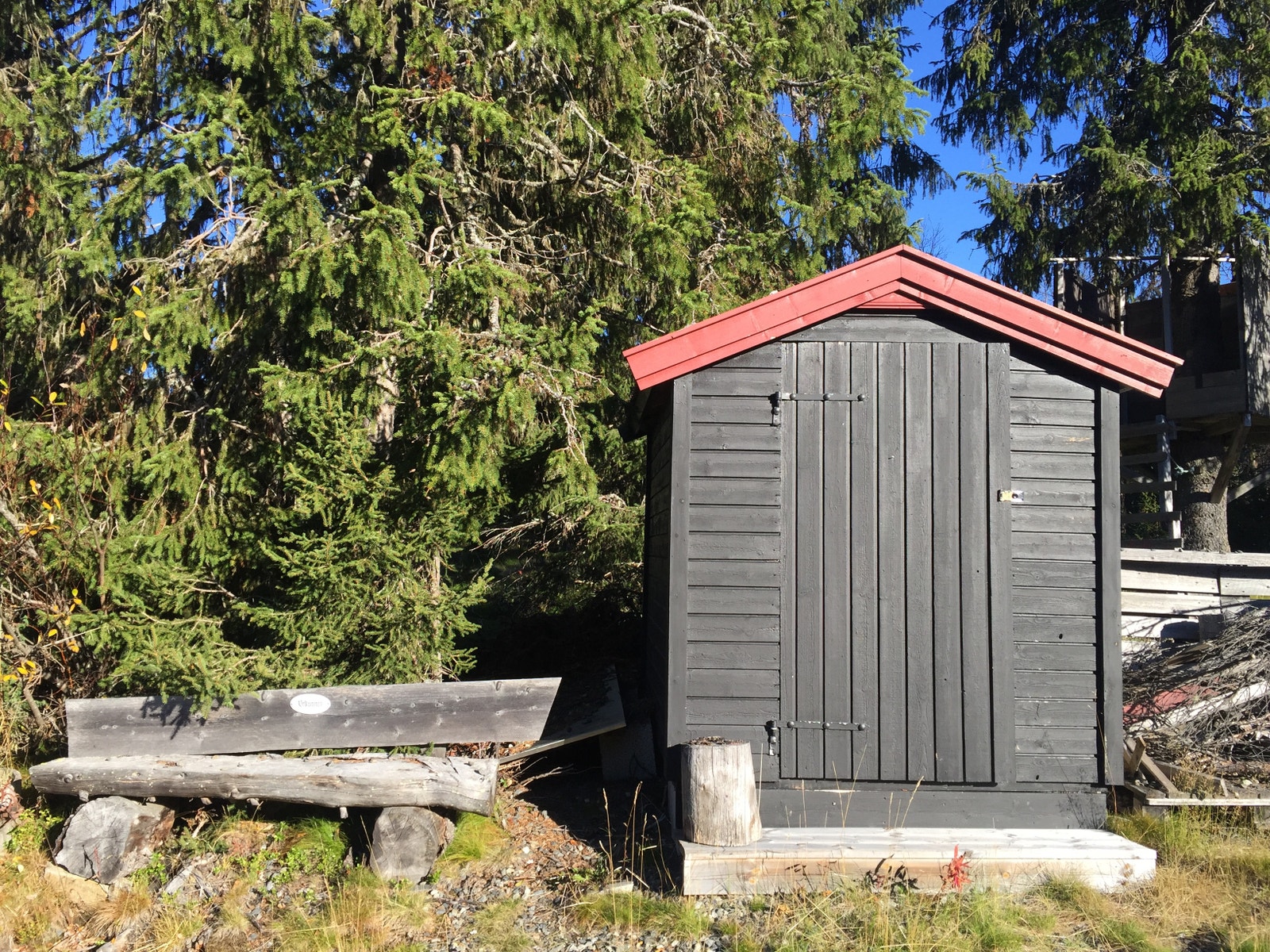 Vedbod på tunet Galleribilde