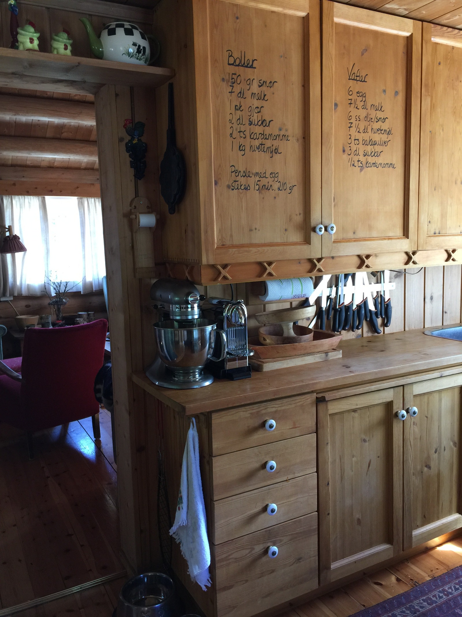 Kjøkkenbenken med kaffemaskin, tekoker, kjøkkenmaskin mm Galleribilde