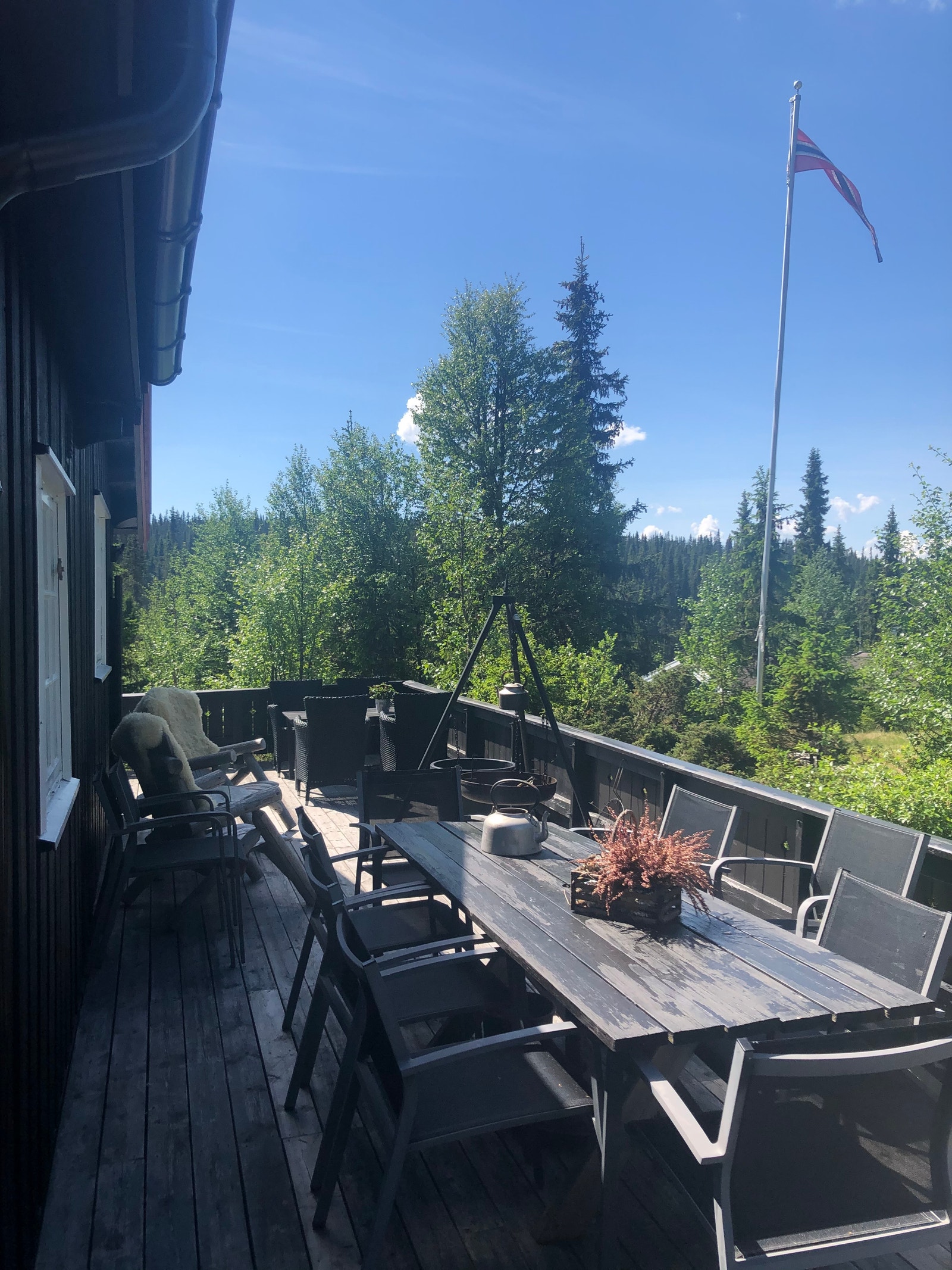 Veranda på 3 sider av hytta Galleribilde