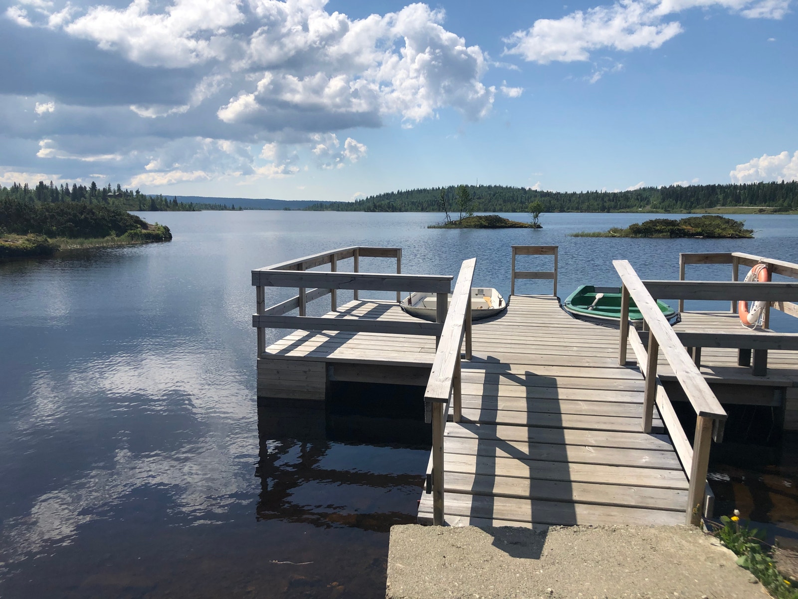 Vålsjøen med gratis lån av båt og bade- og fiskemulighet Galleribilde