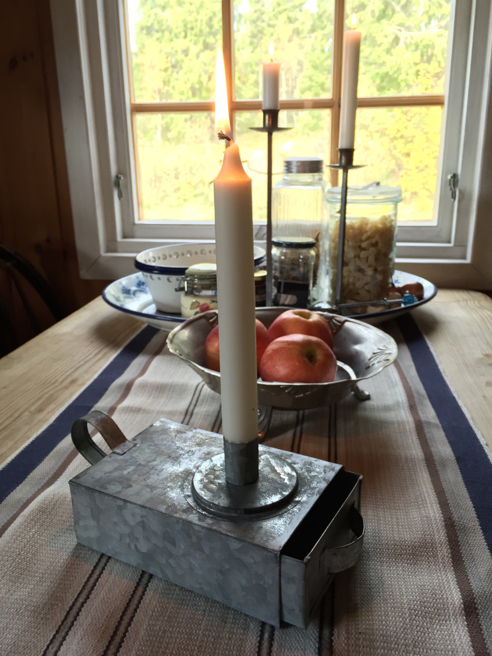 Spisebordet med god plass til 6 personer Galleribilde