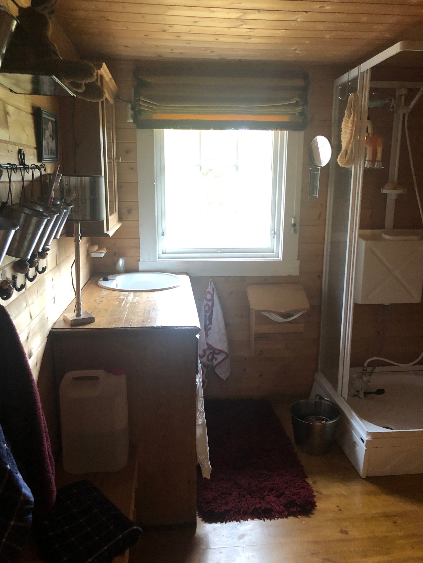 Bad med vask og dusj Galleribilde