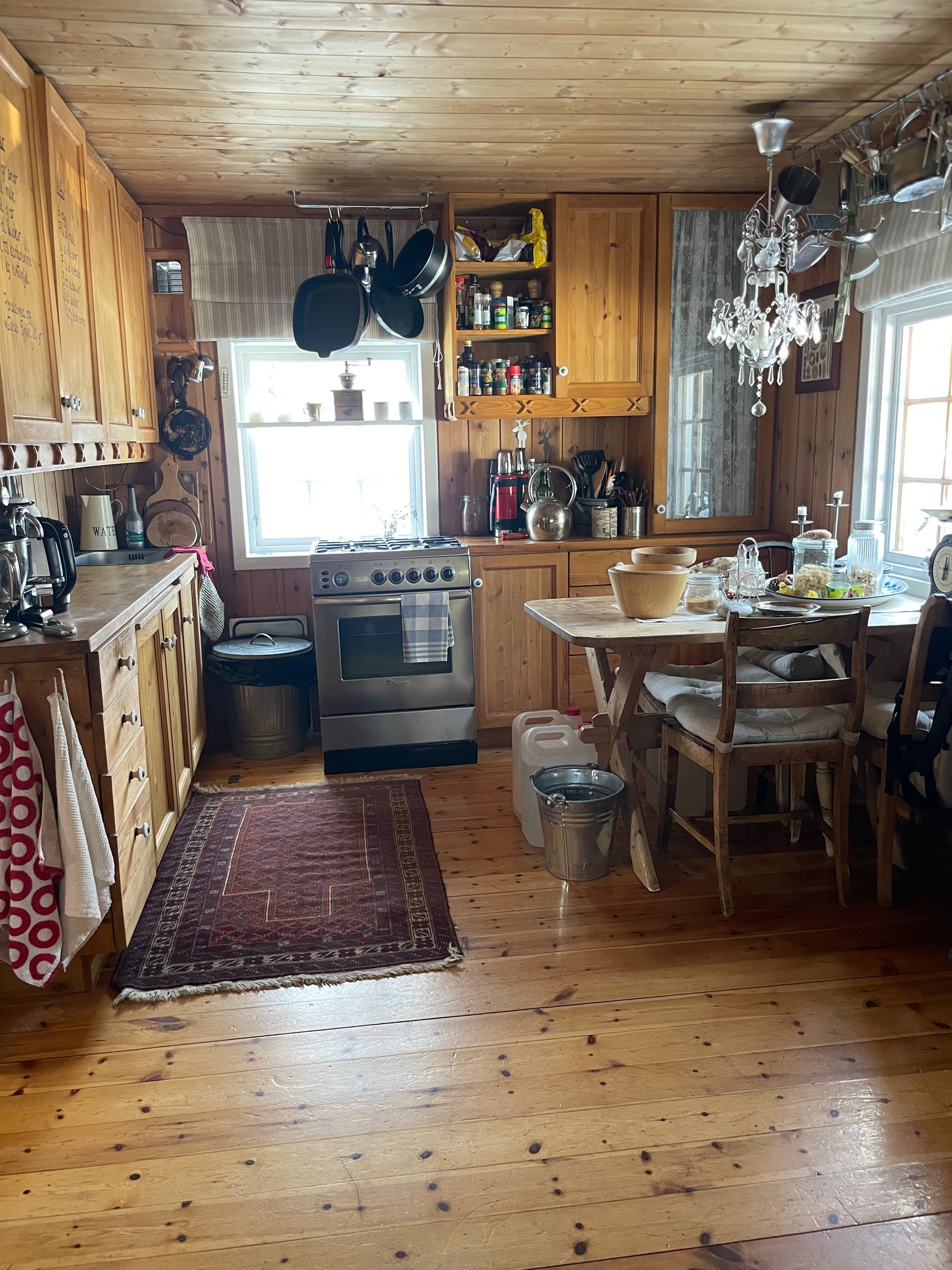 Kjøkken med gass koke- og stekeovn Galleribilde