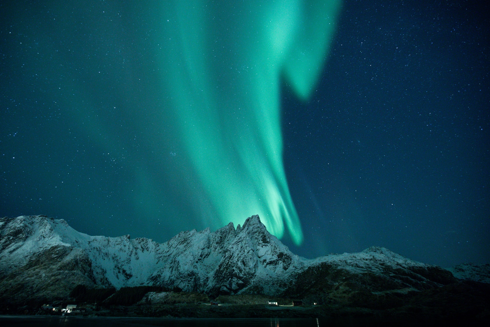 Fantastisk Nordlys over Skottind; det karakteristiske fjellet på Ballstad Galleribilde
