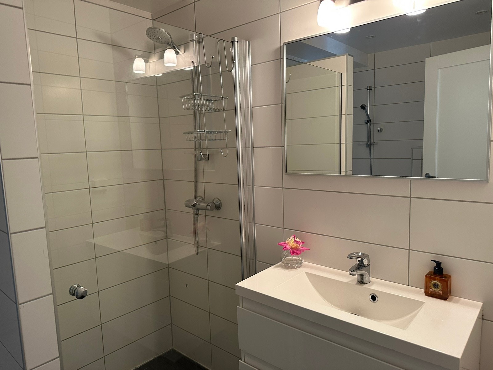 Lekkert bad med dusj og badekar Galleribilde