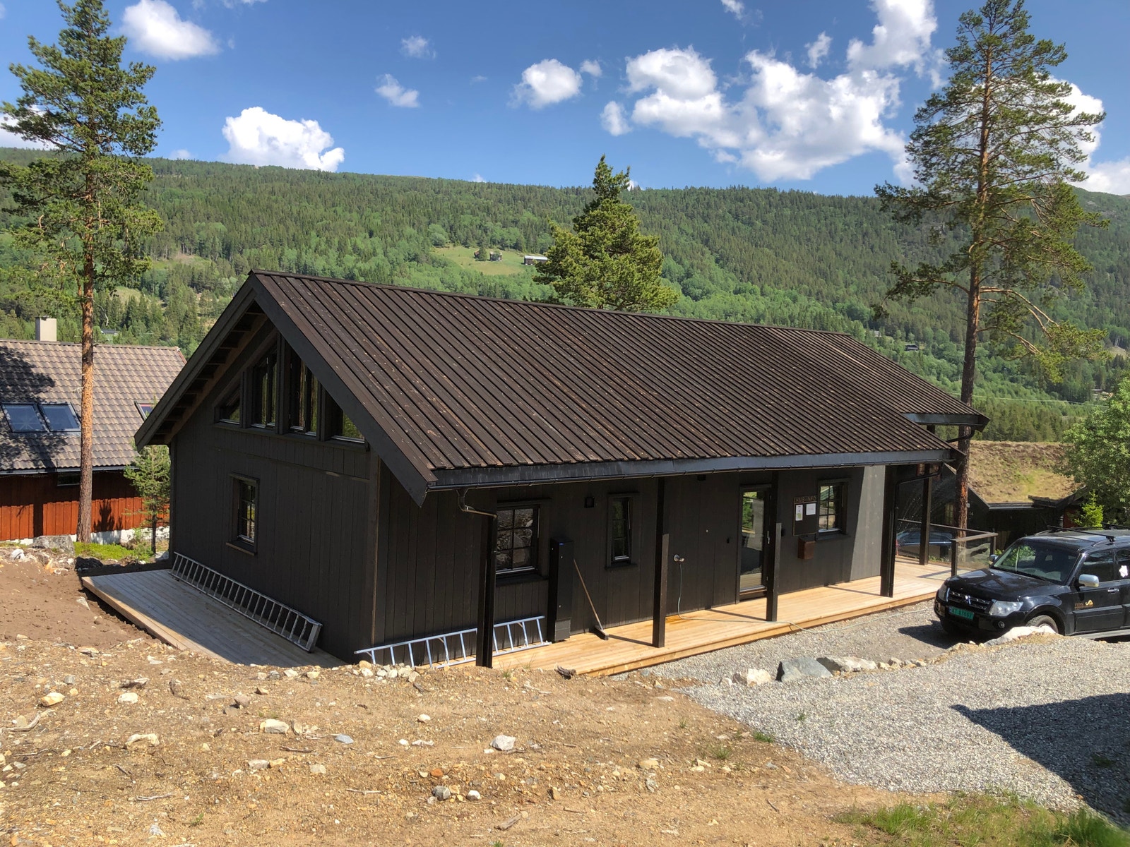 Terrassen som her er vist på venstre side, er på baksiden av hytta, og hvor det kommer skråning. Galleribilde