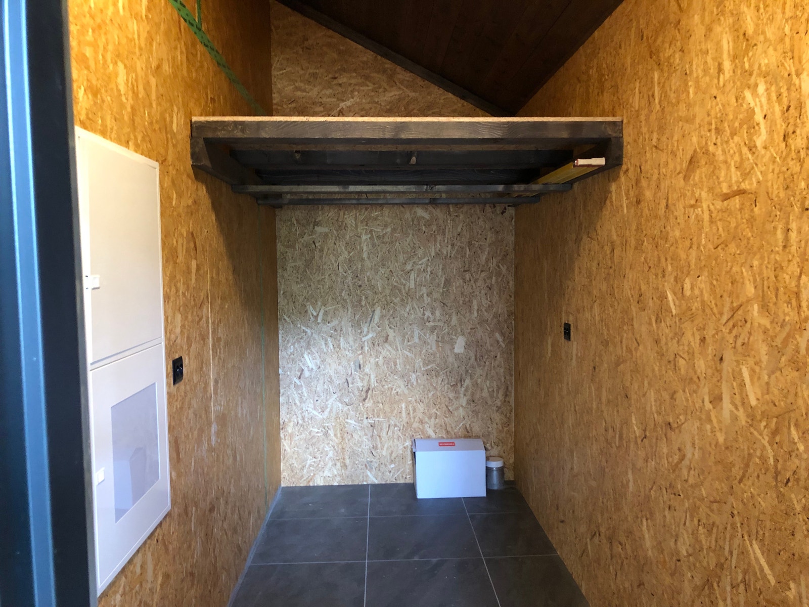 Bod med flislagt gulv. Hems med skistativ i bjelkelaget Galleribilde