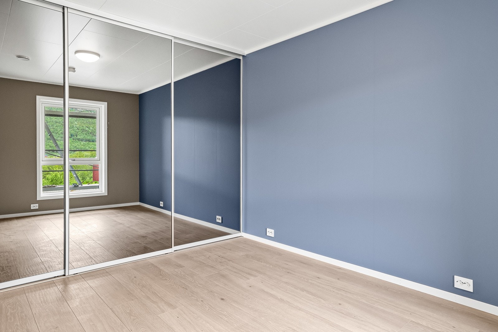 Hovedsoverommet. Her er det Elfa skyvedørsgarderobe med sotede speilfronter Galleribilde