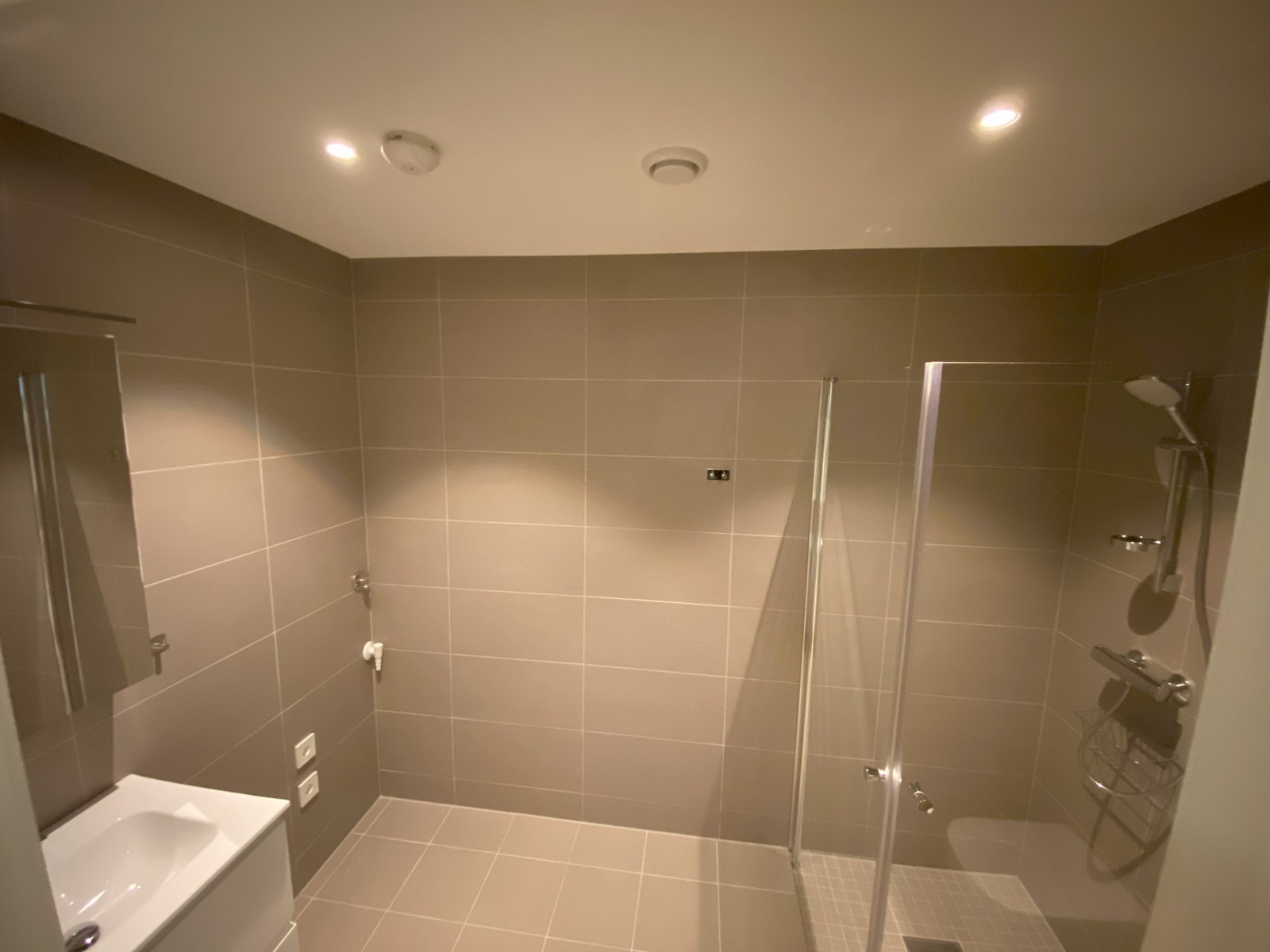 Stort og lyst baderom Galleribilde