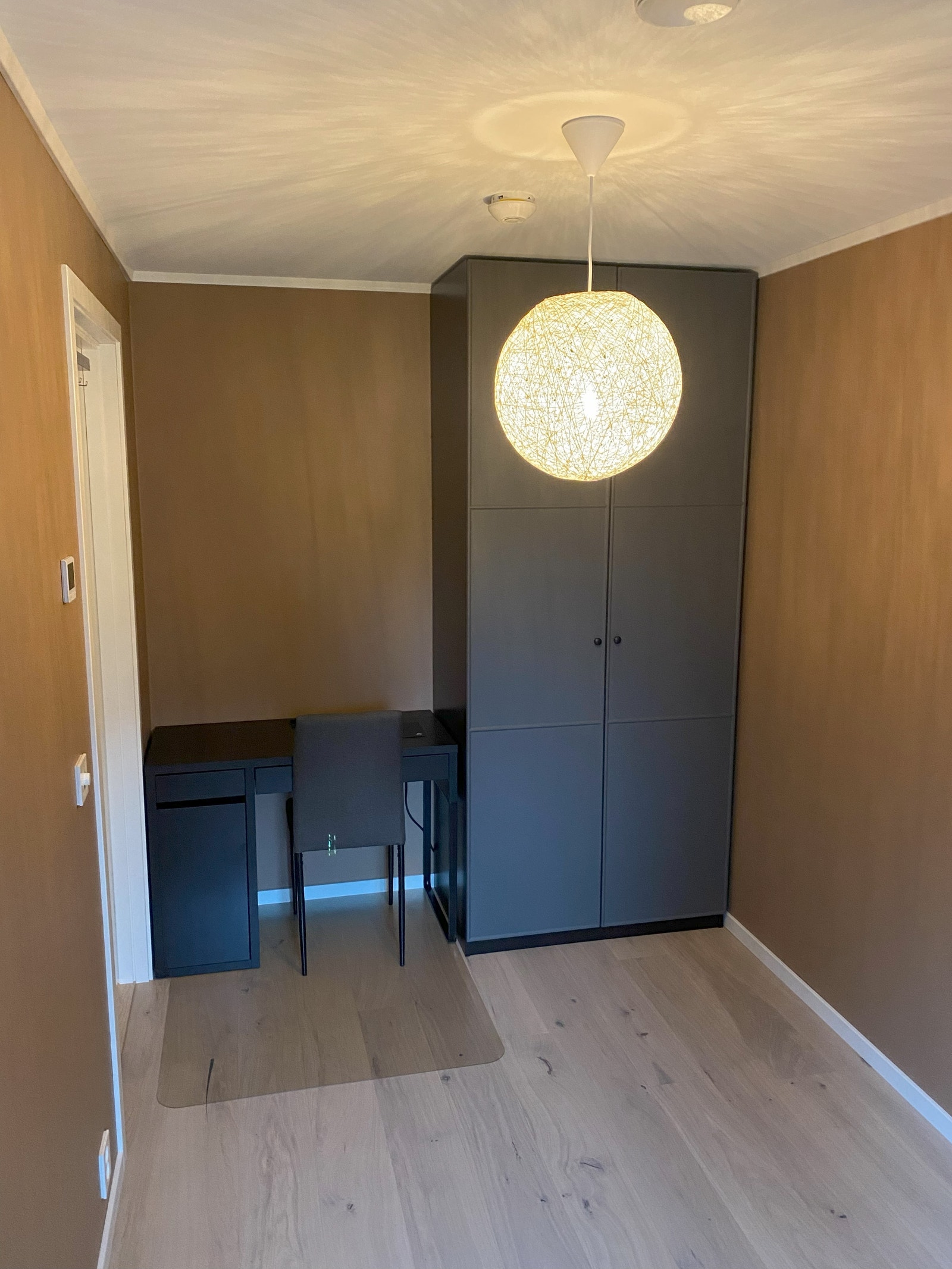 Eget soverom med klesskap og skrivebord Galleribilde