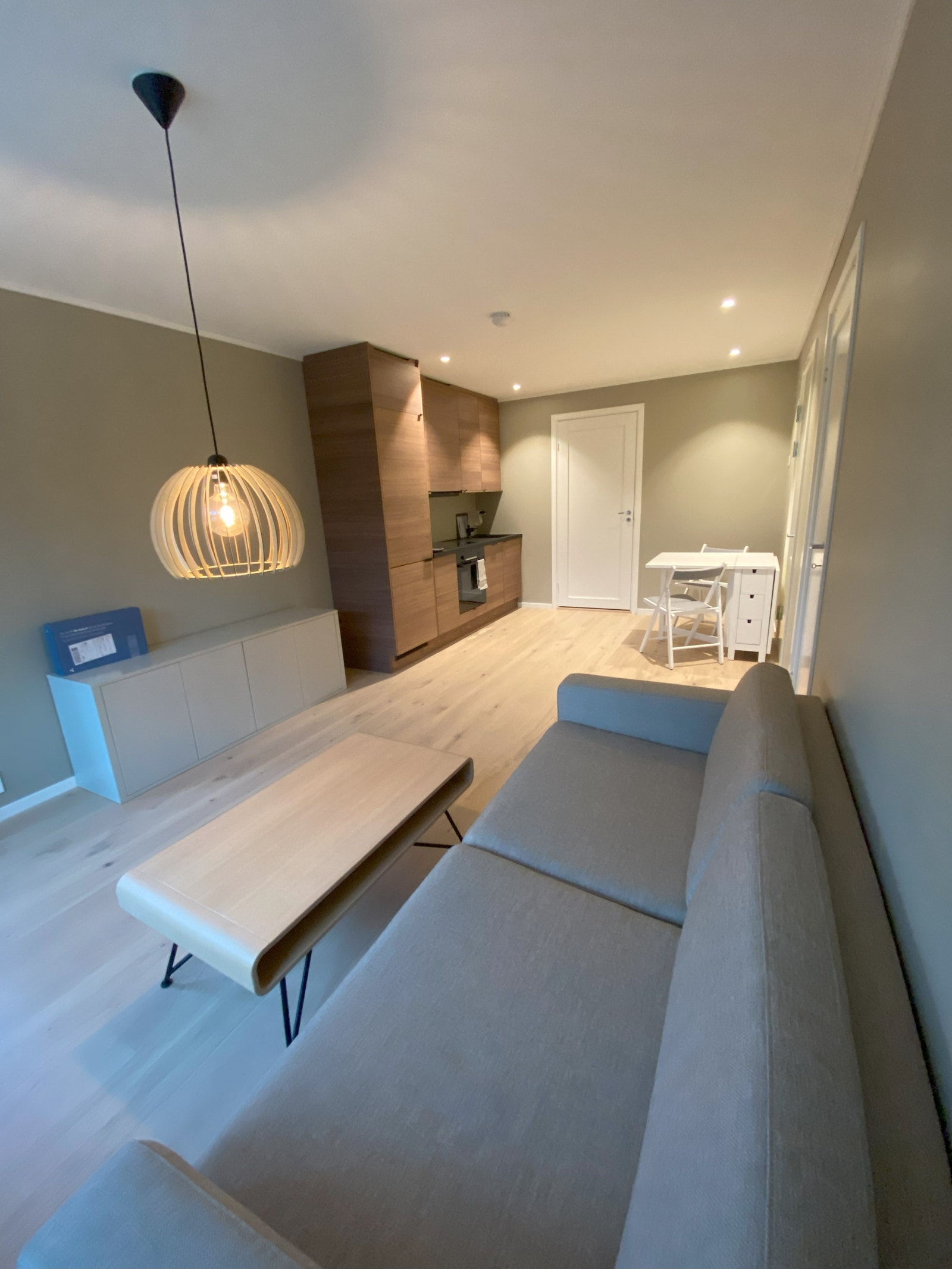 Oppholdsrom/stue med nytt kjøkken fra 2022 Galleribilde