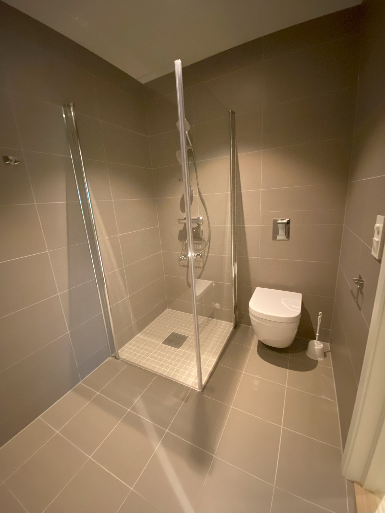 Moderne bad med stor dusj og vegghengt toalett Galleribilde