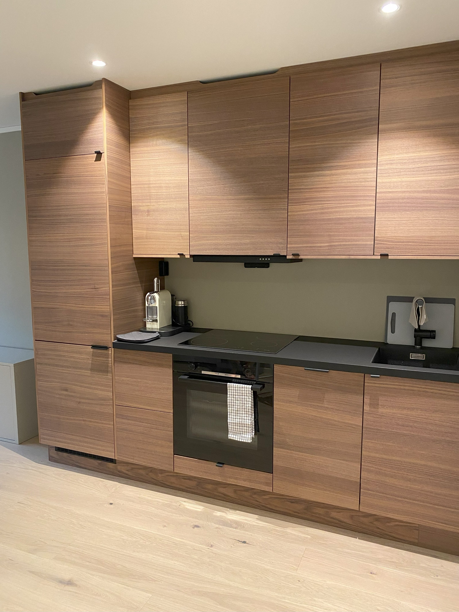 Nytt kjøkken med integrerte hvitevarer Galleribilde