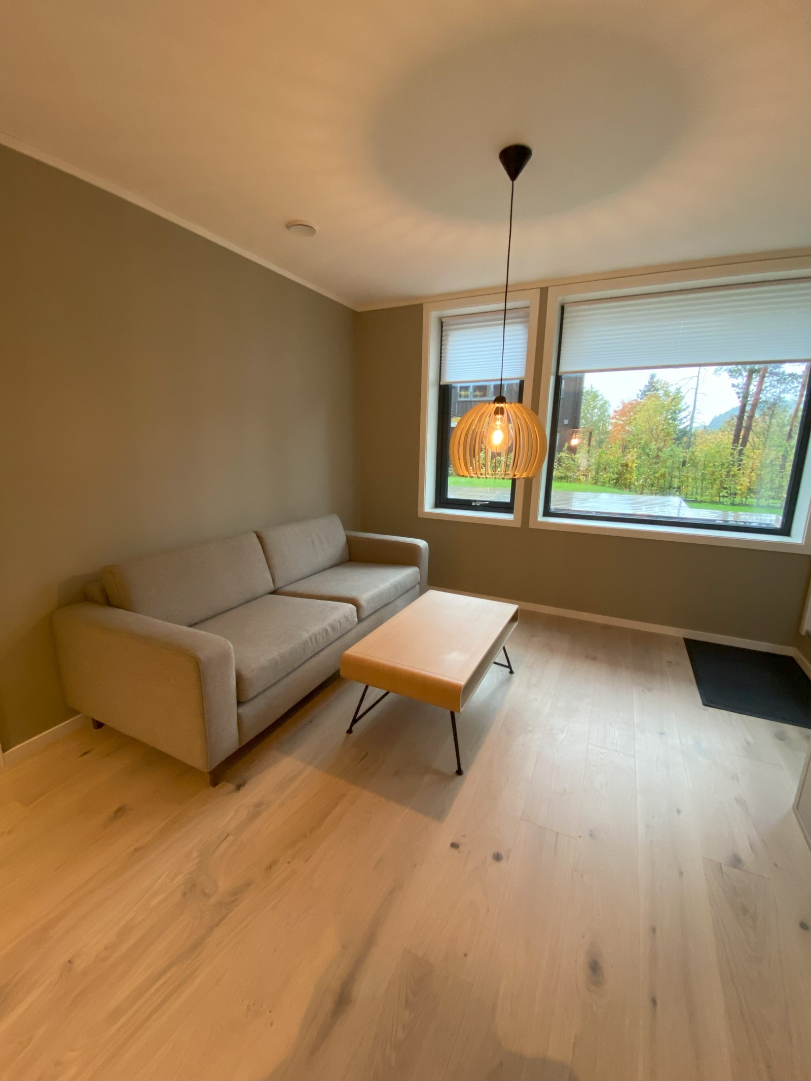 Sofakrok med store vindusflater Galleribilde