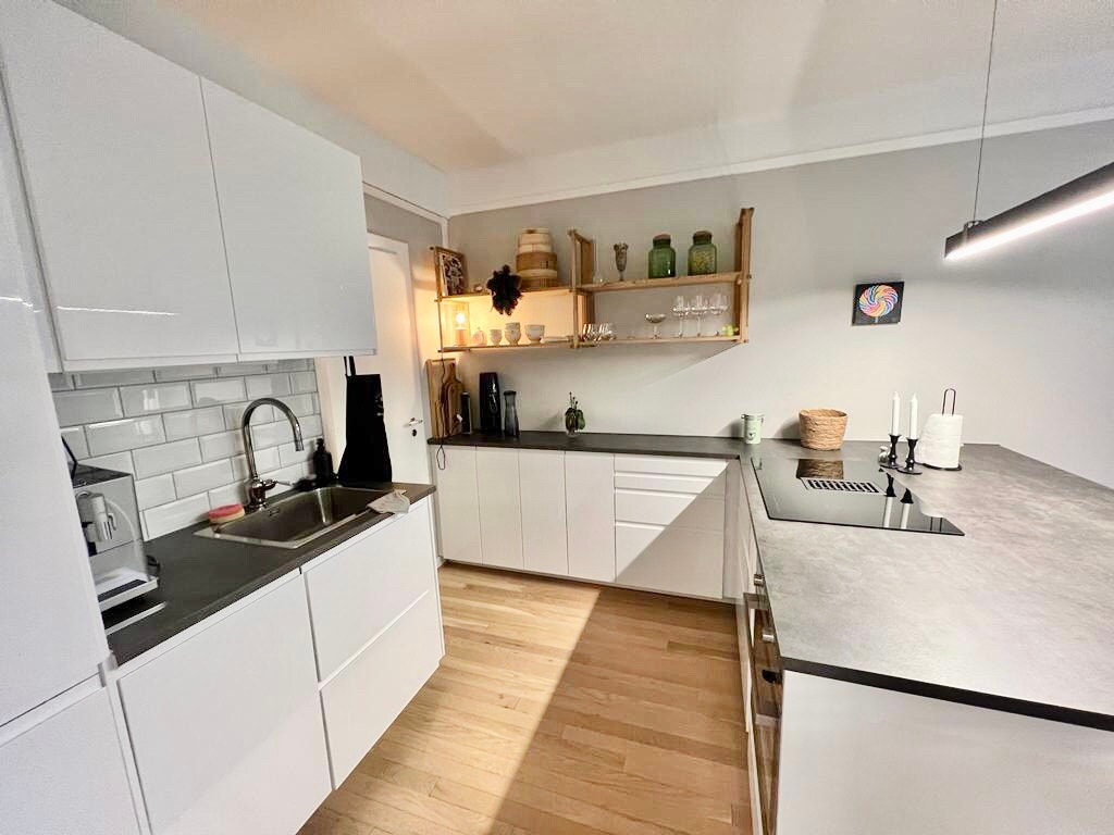 Kjøkkenhylle i oljet eik fra Bolia matcher gulvet i oljet eik Galleribilde