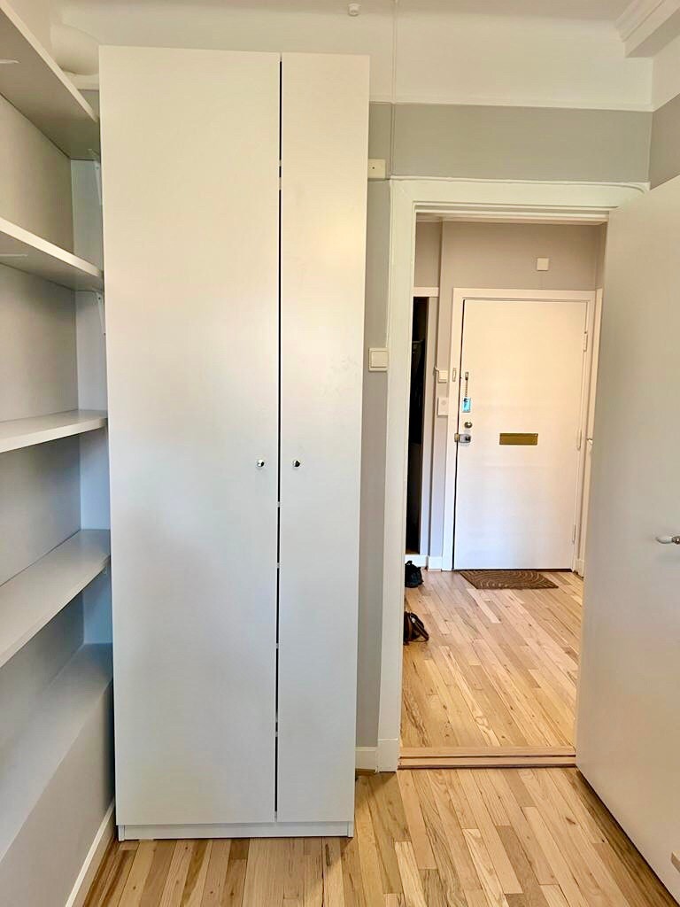 Soverom 2 har stor innebygd bokhylle og garderobeskap Galleribilde