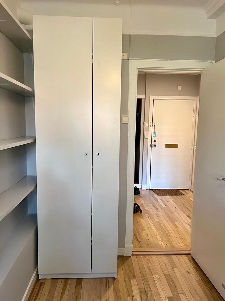 Garderobeskap og innebygd hylle i soverom 2 Galleribilde