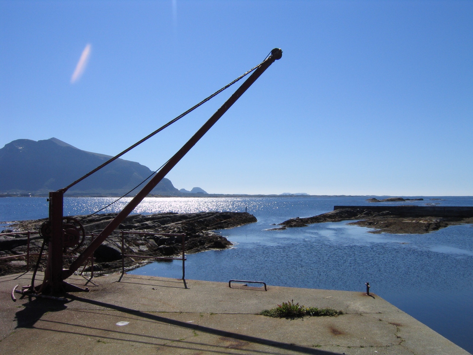 Kvitholmen, Stemshesten i bakgrunnen Galleribilde