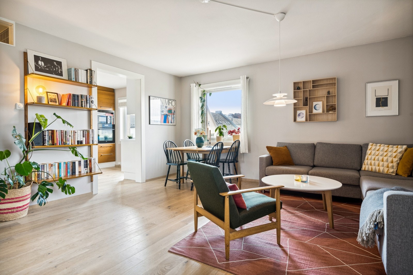 Stor, lys stue Galleribilde