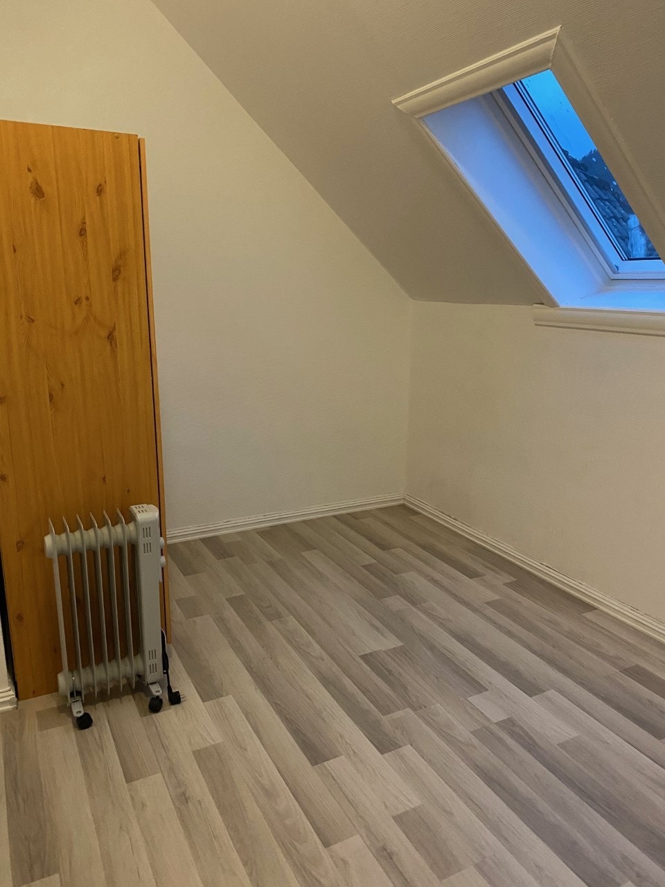 Leil 4 : Soverom 3 mot bakgård/utsikt Fløyen og Ulriken Galleribilde