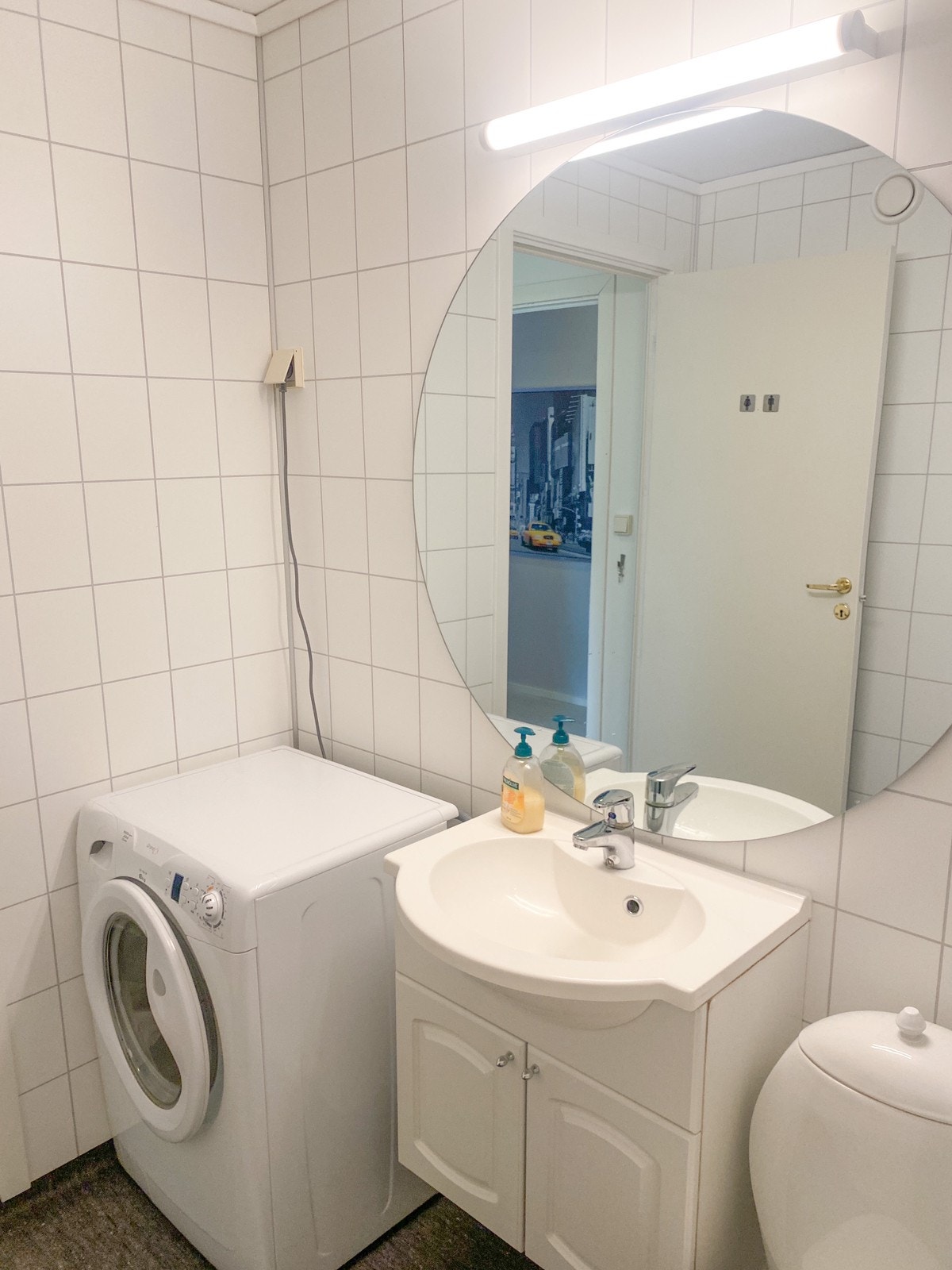 Bad med vaskemaskin Galleribilde