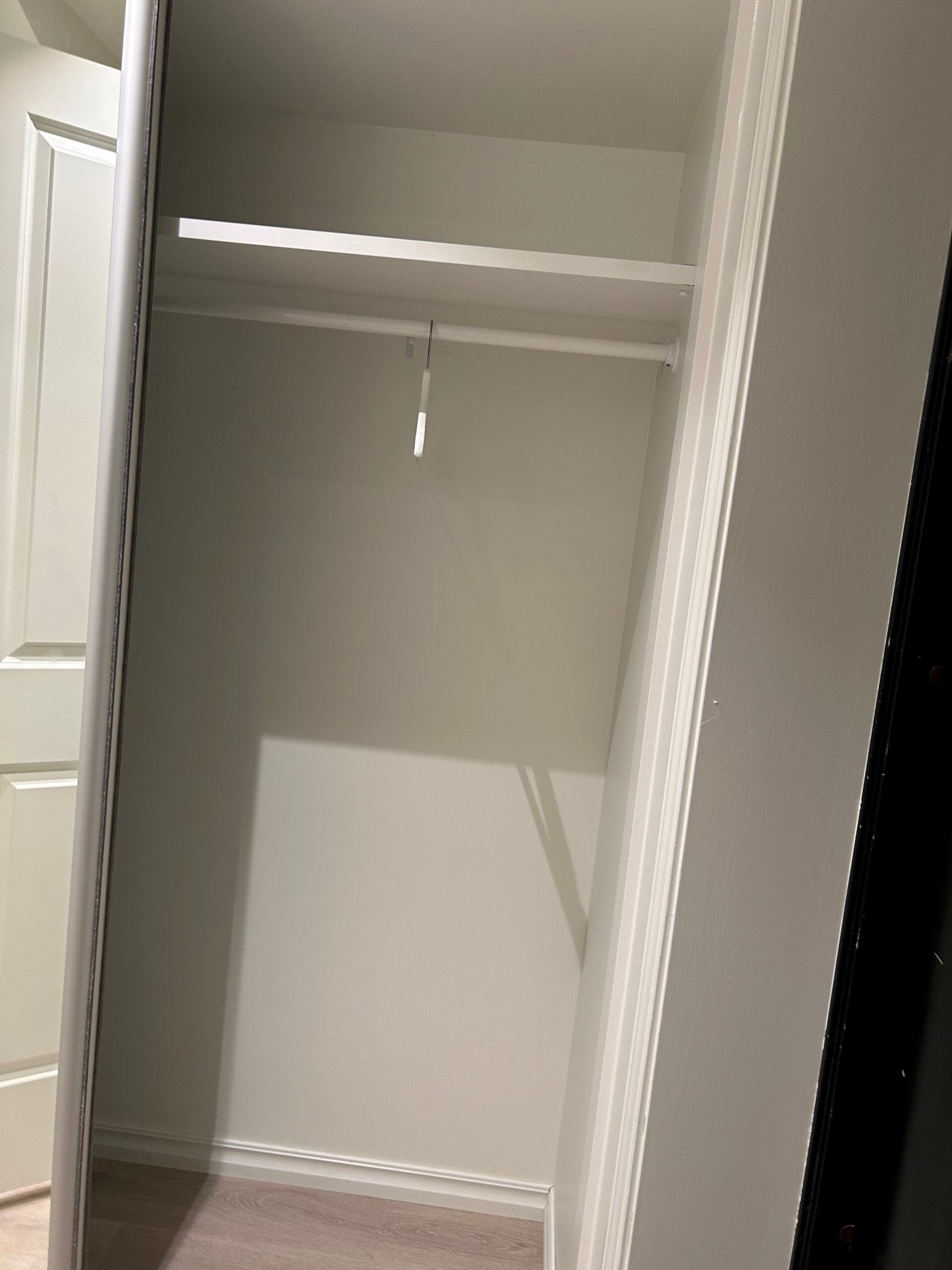 Garderobeskal gang; hyller og stang Galleribilde