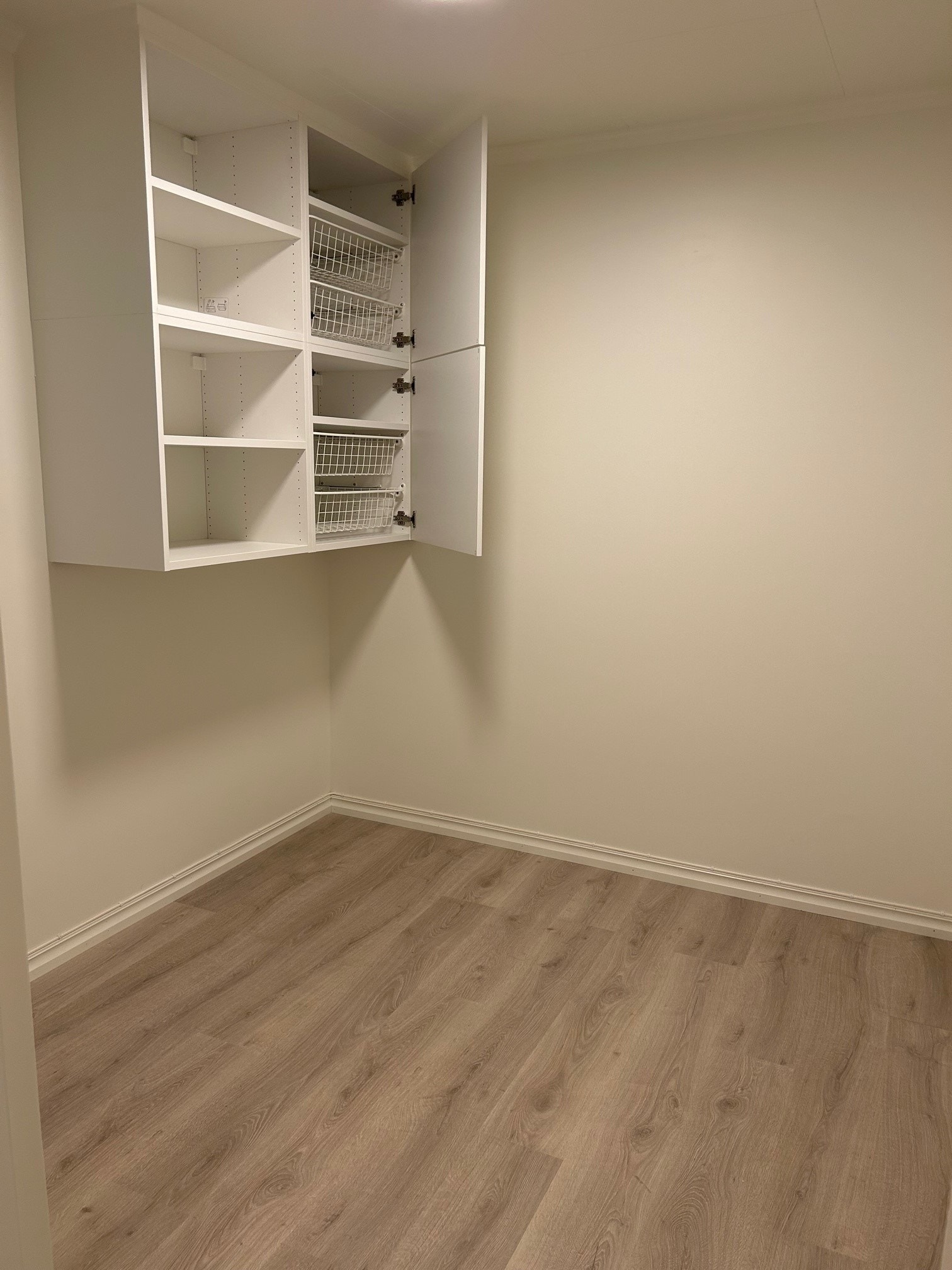 Soverom med forhøyet skap løsning Galleribilde