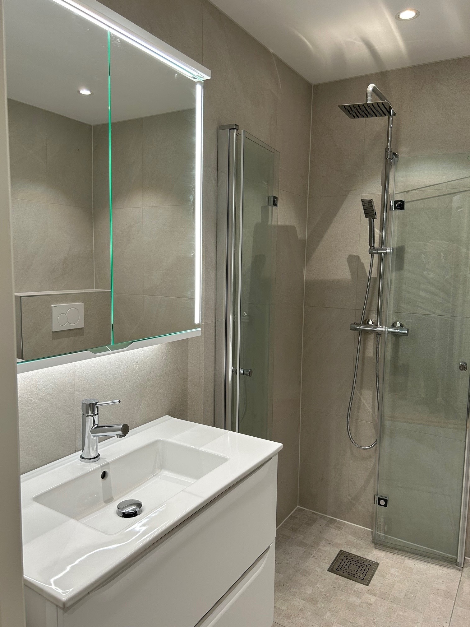 Bad: Vask og dusj med foldevegger Galleribilde