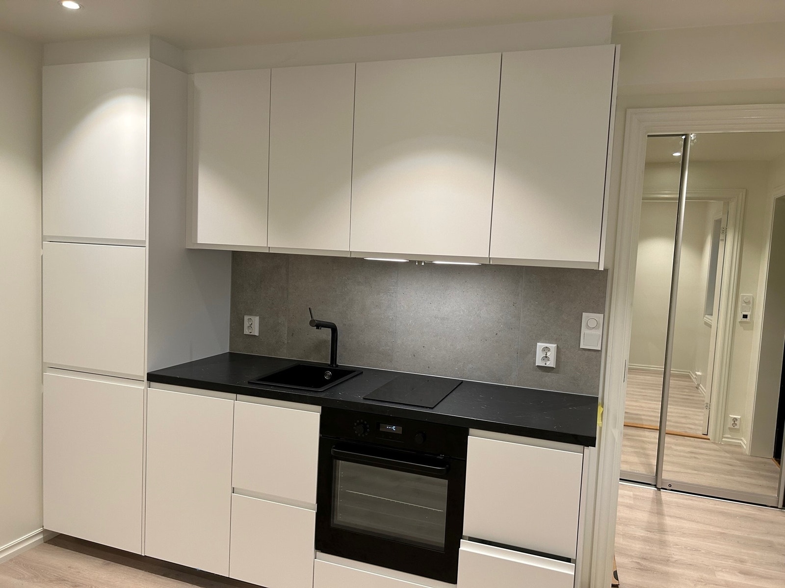 Kjøkken, gang og garderobeskap gang Galleribilde