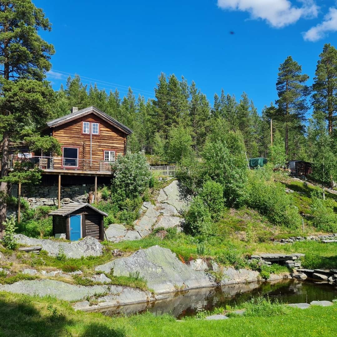 Ligger øverst og usjenert på Bakketun, stor og flott glassveranda og panoramautsikt. Bilvei fram til døra og gode parkeringsmuligheter Galleribilde